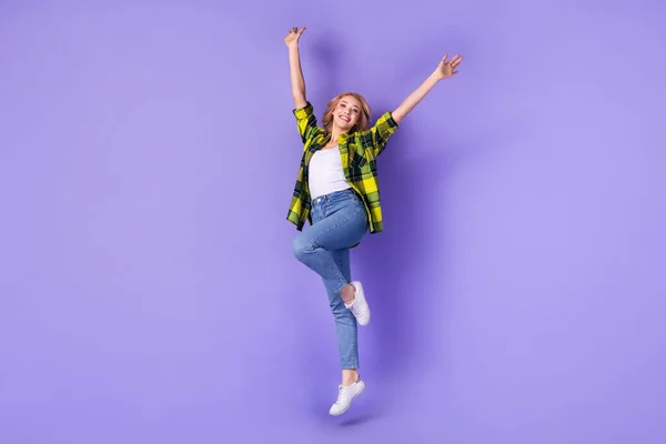 フルボディ写真の女性の巻き毛アクティブ週末ジャンプアップ高上げ手は 再生スタイリッシュなシャツを着用紫外線色の背景に隔離 — ストック写真