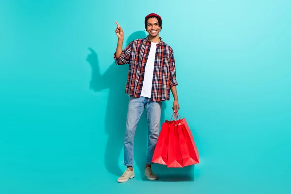 Ganzkörperporträt Von Fröhlichen Mann Halten Einkaufszentrum Taschen Zeigen Finger Leeren — Stockfoto