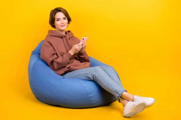 Retrato Corpo Inteiro Senhora Muito Positiva Sentar Saco Conforto Usar — Fotografia de Stock