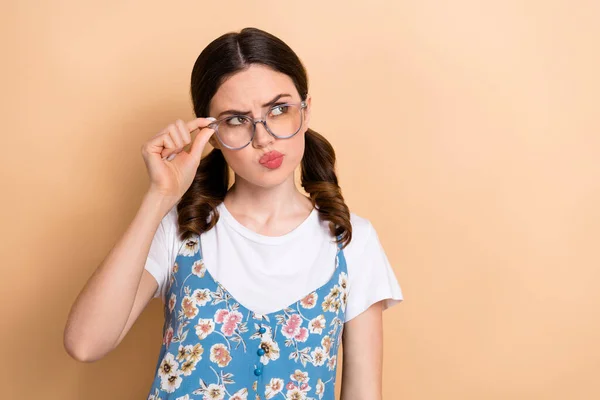 Foto Tankeväckande Osäker Flicka Klädd Blomma Tryck Övergripande Arm Glasögon — Stockfoto