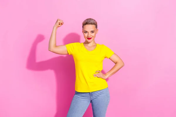 Retrato Boa Senhora Positiva Colocar Braço Cintura Flexão Mostrar Bíceps — Fotografia de Stock
