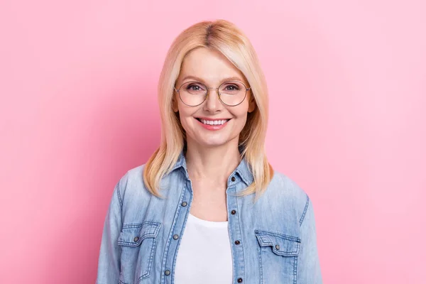 引退した健康的な魅力的な女性の写真プロのビームの笑顔の着用眼鏡ジーンズシャツ孤立ピンク色の背景 — ストック写真