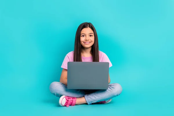 Pełna Wielkość Ciała Zdjęcie Wesoły Nastolatek Dziewczyna Pisanie Esej Komputer — Zdjęcie stockowe