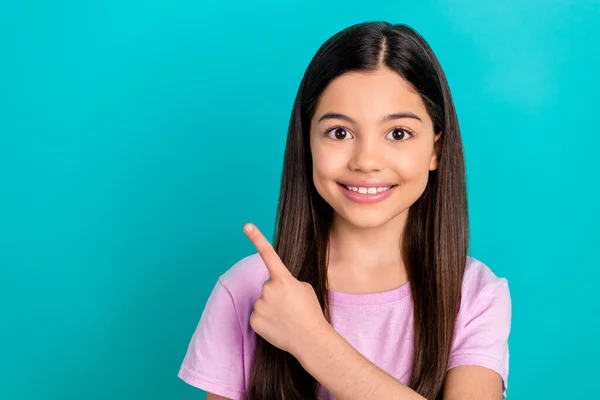 Foto Bedårande Positiva Små Barn Bära Rosa Shirt Peka Finger — Stockfoto