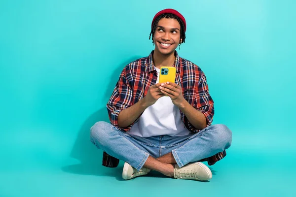 Pełne Ciało Portret Pozytywnie Myślący Człowiek Siedzieć Podłoga Trzymać Smartfon — Zdjęcie stockowe