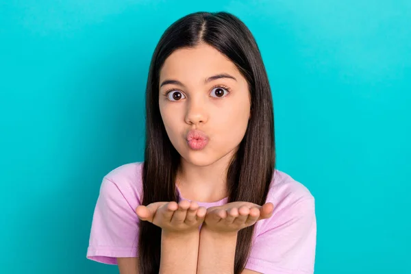 Retrato Jovem Bonito Menina Desgaste Rosa Shirt Enviar Beijo Palmas — Fotografia de Stock