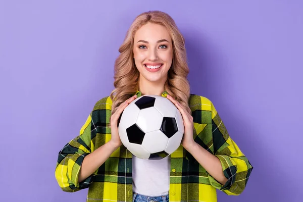 漂亮可爱的女人穿着格子夹克笑着接住足球的照片孤立的紫色背景 — 图库照片