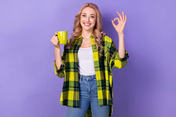 Retrato Pessoa Bonita Positiva Segurar Cappuccino Copo Dente Sorriso Demonstrar — Fotografia de Stock