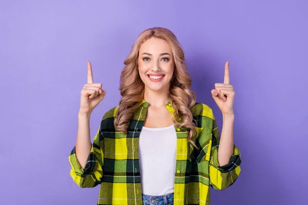 Portrait Attractive Lady Direct Fingers Empty Space Low Prices Store — Stock Photo, Image