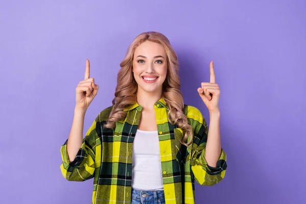 Photo Cheerful Young Marketer Girl Advertise Point Fingers Empty Space — Stock Photo, Image
