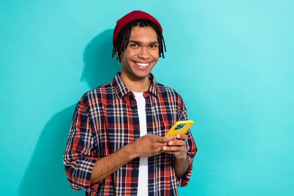 歯の色の背景に隔離されたスマートフォン上で電子メールを書いてチェックされたシャツを身に着けているカラーで面白い男を泡立てるおもちゃの写真 — ストック写真