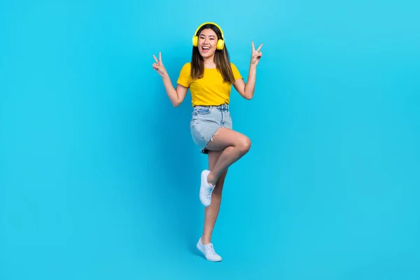 Full Size Photo Pretty Excited Girl Demonstrate Sign Enjoy Listen — Stock Photo, Image