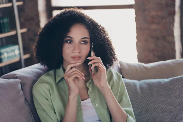 Portré Gondolkodó Bájos Hölgy Kanapé Beszél Kommunikálni Telefon Kéz Érintés — Stock Fotó