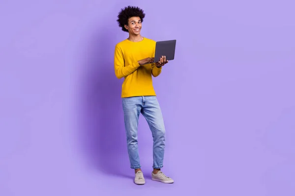 体全体のサイズの長さの幹部の陽気楽観的な男研究リモートホールドネットブック学習数学絶縁上紫色の背景 — ストック写真