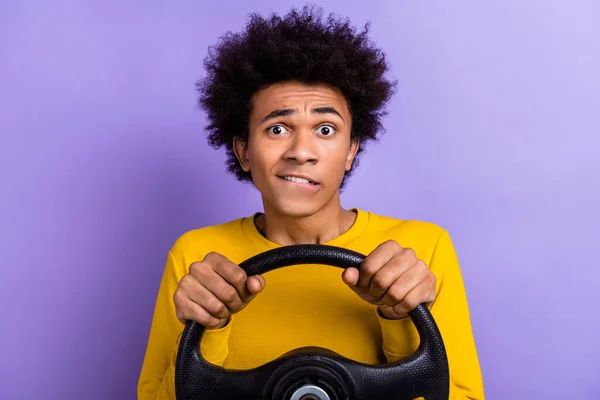 レンタカーのハンドルを握っている面白い神経男の写真ちょうど持っているドライバのライセンスを取得しましたバイト唇紫の色の背景に隔離 — ストック写真