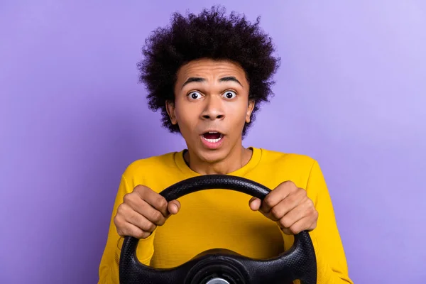 Komik Genç Sürücünün Fotoğrafı Araba Direksiyonunu Tut Önünde Araba Kazası — Stok fotoğraf