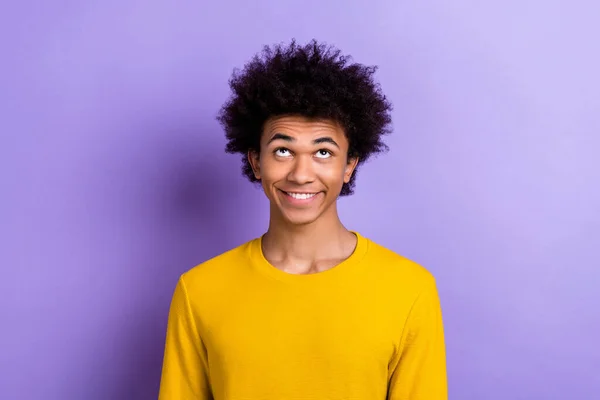 Olumlu Düşünceli Genç Dişlek Gülümsemenin Portresi Mor Arka Planda Izole — Stok fotoğraf