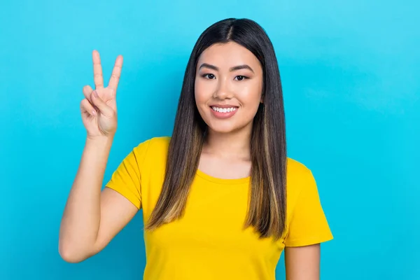 Çekici Asyalı Kızın Portresi Arkadaşlarıyla Tanış Işareti Işareti Yap Sarı — Stok fotoğraf
