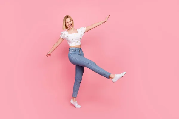 Foto Corpo Inteiro Jovem Senhora Despreocupada Usar Calças Jeans Elegante — Fotografia de Stock