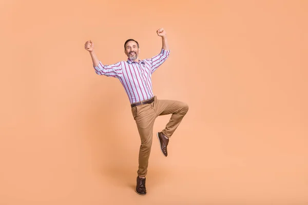 Retrato Corpo Inteiro Pessoa Satisfeita Feliz Ficar Uma Perna Levantar — Fotografia de Stock