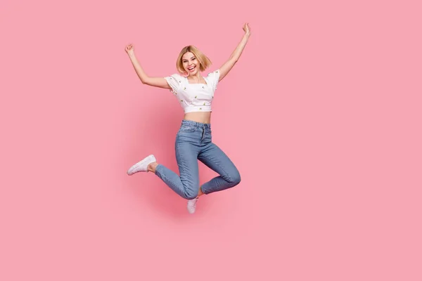 フルボディ写真の若いです不注意な女性ブロンド髪ジャンプ喜び手アップHoorayお祝いシーズンパーティー孤立したピンク色の背景 — ストック写真