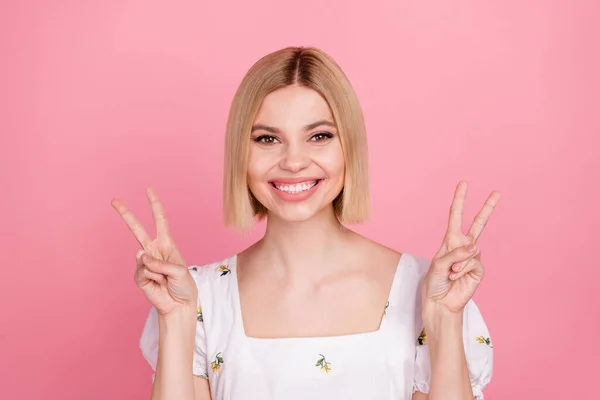 Sevimli Neşeli Dişlek Işareti Gösteren Genç Bir Bayanın Portresi Kolsuz — Stok fotoğraf