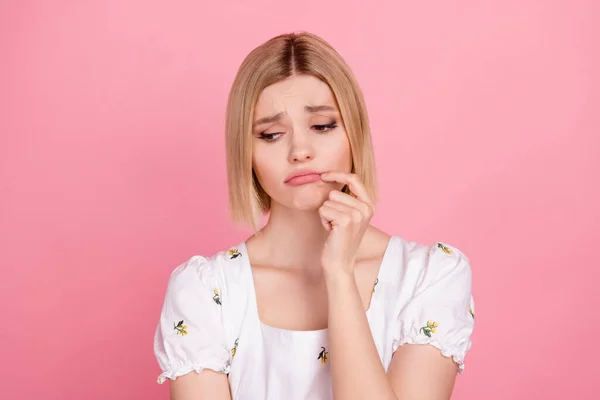若い女性の写真は指の爪をかむ不安神経を下に見て不幸なうつ病気分を害するピンク色の背景に孤立 — ストック写真