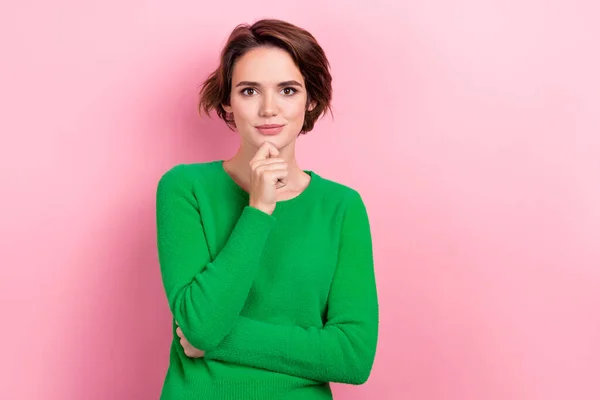 年轻自信的女企业家形象 首席智能触摸下巴 以粉红为背景的经理形象 — 图库照片