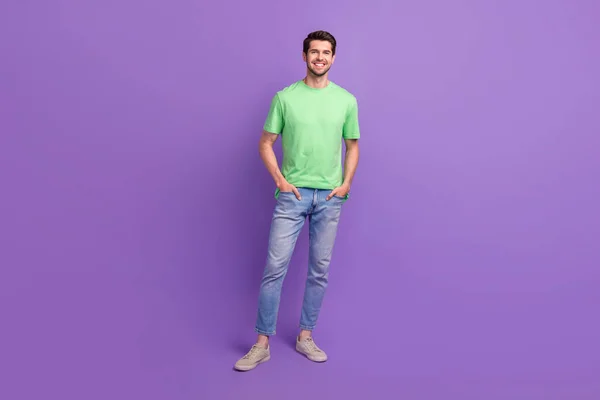 Voller Länge Foto Von Jungen Kerl Tragen Grünes Shirt Jeans — Stockfoto