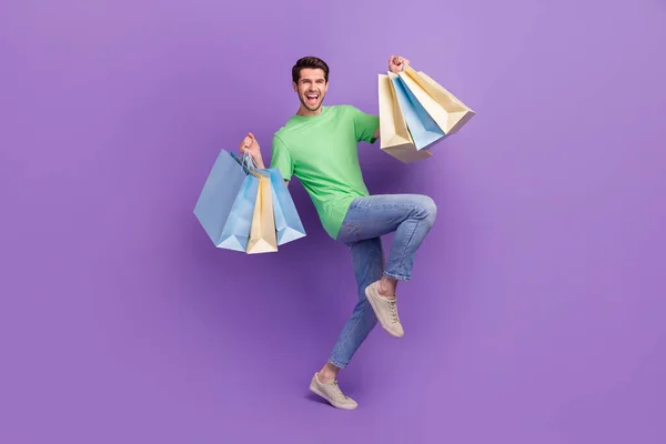 若いですショッピングバッグ広告を保持している若いショッピング男の手の完全な長さの写真は 紫の背景に隔離された提供 — ストック写真