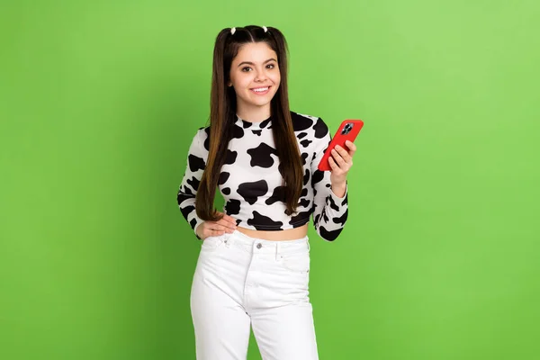 Photo Shiny Cute Lady Nosić Koszulę Krowa Skóry Komunikowanie Instagram — Zdjęcie stockowe