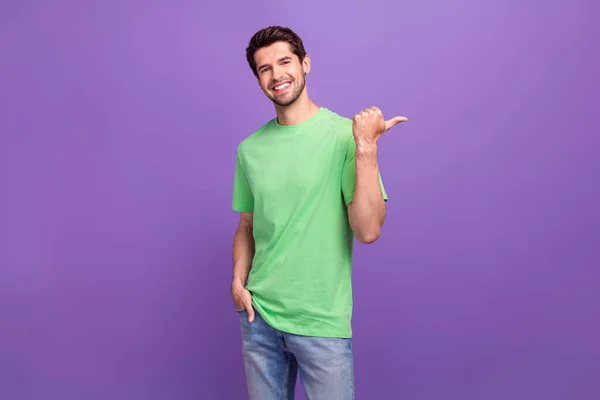 Retrato Tipo Optimista Con Cerdas Llevar Camiseta Verde Indicando Proposición — Foto de Stock