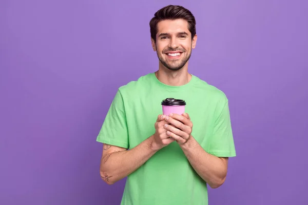 若い男の写真紙コップ飲料コーヒー広告新しいカフェテリアは 紫色の背景に隔離された朝のリラックスを楽しむ — ストック写真