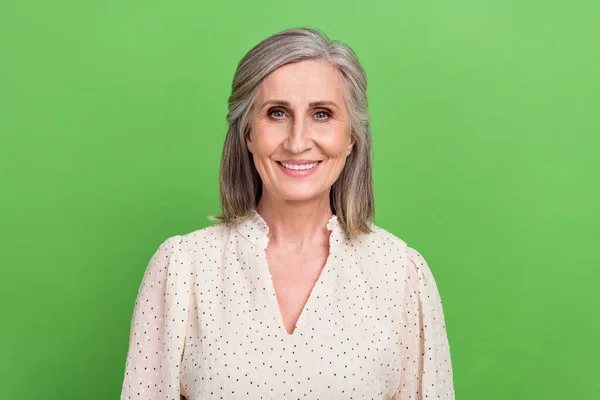 魅力的な老婦人の写真の肖像画は 緑の色の背景に隔離されたスタイリッシュな白い服を身に着けているカメラのおもちゃの笑顔 — ストック写真