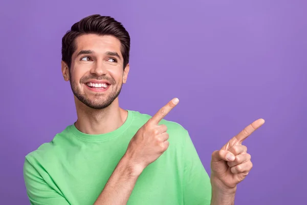 穿着绿色T恤的积极向上乐观的人的画像 看上去像是用紫色背景隔离的空空间广告 — 图库照片