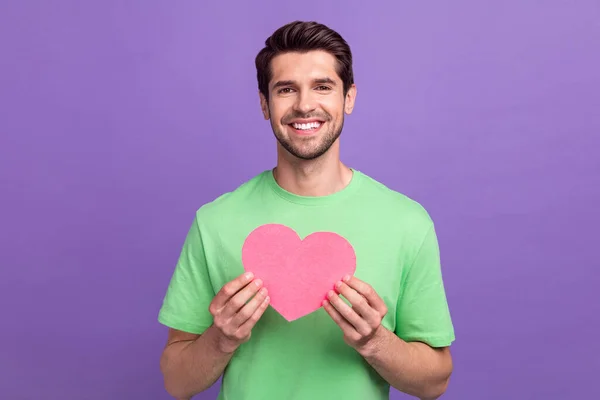 기분을 기분좋은 남자가 보라색 배경에 고립된 심장을 티셔츠를 — 스톡 사진