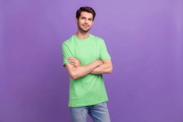 Portrét Spokojený Veselý Sebevědomý Chlap Štětinami Oblečení Stylové Zelené Tričko — Stock fotografie