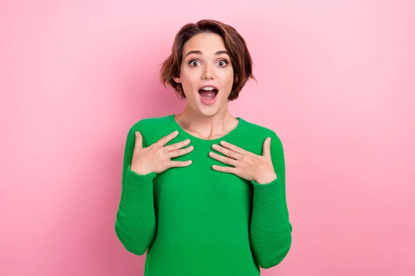 Zdjęcie Młodej Damy Noszącej Zielone Stylowe Dłonie Swetra Dotknąć Serca — Zdjęcie stockowe