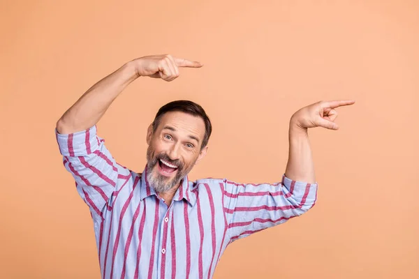 Photo Astonished Cheerful Man Direct Fingers Empty Space Information News — Stock Photo, Image