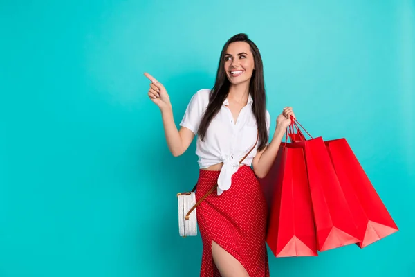 Beyaz Elbiseli Rüya Gibi Bir Bayanın Fotoğrafı Kırmızı Alışverişçiler Yükselirken — Stok fotoğraf