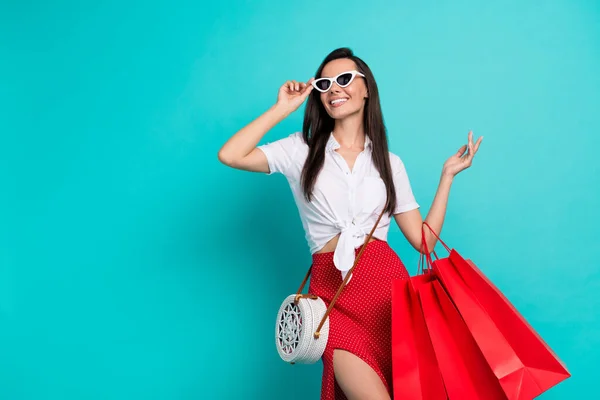 写真のファンキーな女性の服を着た白いクロップトップ財布ダークアイウェアを保持赤い買い物客空のスペース隔離されたターコイズ色の背景 — ストック写真