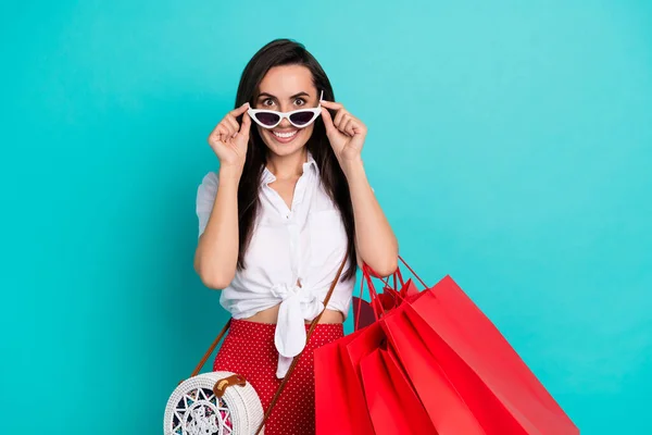 Beyaz Kesim Çantalı Güzel Bir Bayanın Fotoğrafı Giysileri Kırmızı Alışverişçiler — Stok fotoğraf