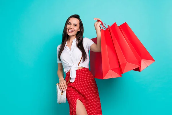 Beyaz Kesim Çantalı Güzel Bir Bayanın Fotoğrafı Gülümseyen Kırmızı Alışverişçiler — Stok fotoğraf