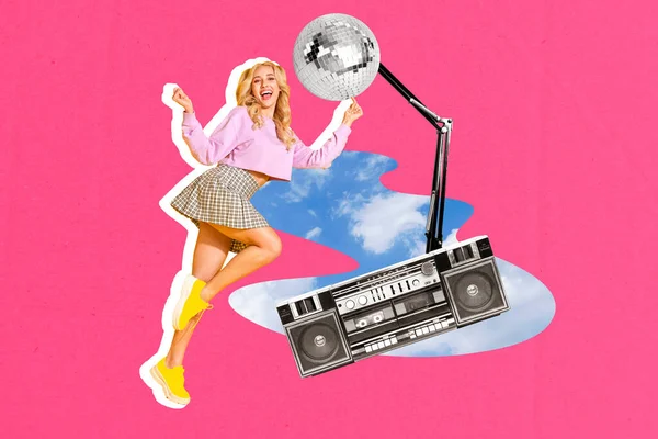 喜形于色的黑白相间的女孩在粉红背景下翩翩起舞的音乐盒 迪斯科球 云天的拼图 — 图库照片