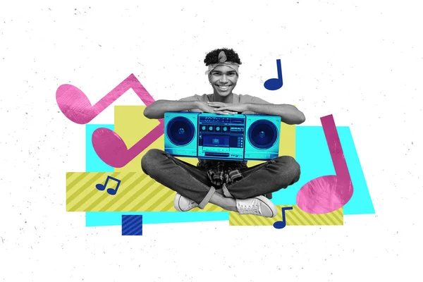 コラージュアートワークグラフィック写真のファンキーな男リスニングブームボックスの歌音楽隔離された白い色の背景 — ストック写真