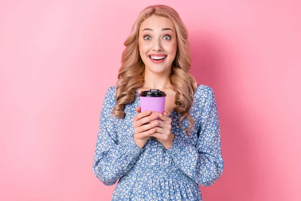 Photo Young Surprised Woman Blonde Wavy Hairstyle Hold Cup Fresh — Stock Photo, Image