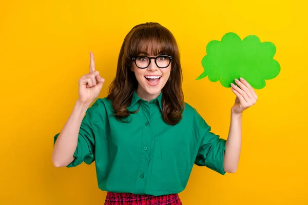 Фото Блестящей Взволнованной Женщины Одетой Зеленую Рубашку Указывающую Пальцем Мыльный — стоковое фото