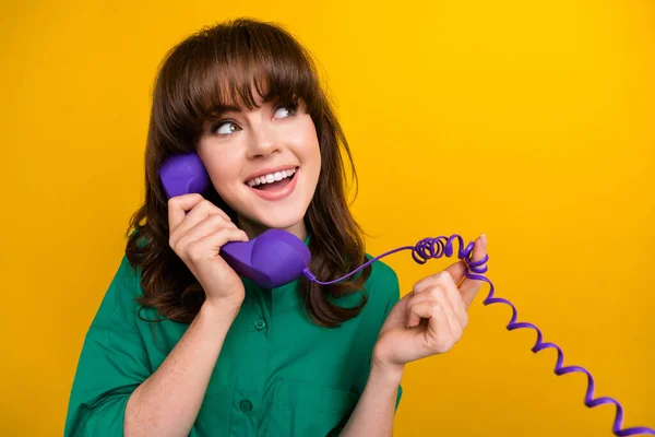 Hayalperest Kızın Resmi Yeşil Tişörtlü Telefonla Konuşan Boş Izole Edilmiş — Stok fotoğraf