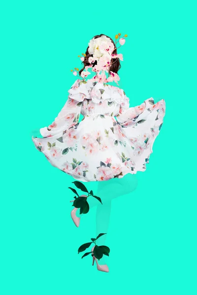 垂直抽象的な創造的な写真のコラージュ優雅なエレガントな魅力ボディの女性は テールカラーの背景に孤立した花のドレスを身に着けている — ストック写真