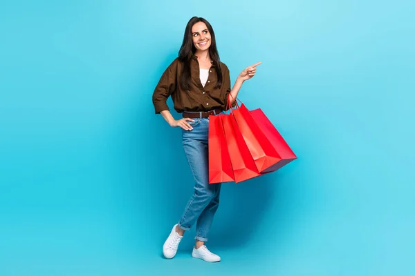 Alışverişkolik Modacı Genç Bir Kadının Mavi Arka Planda Izole Edilmiş — Stok fotoğraf